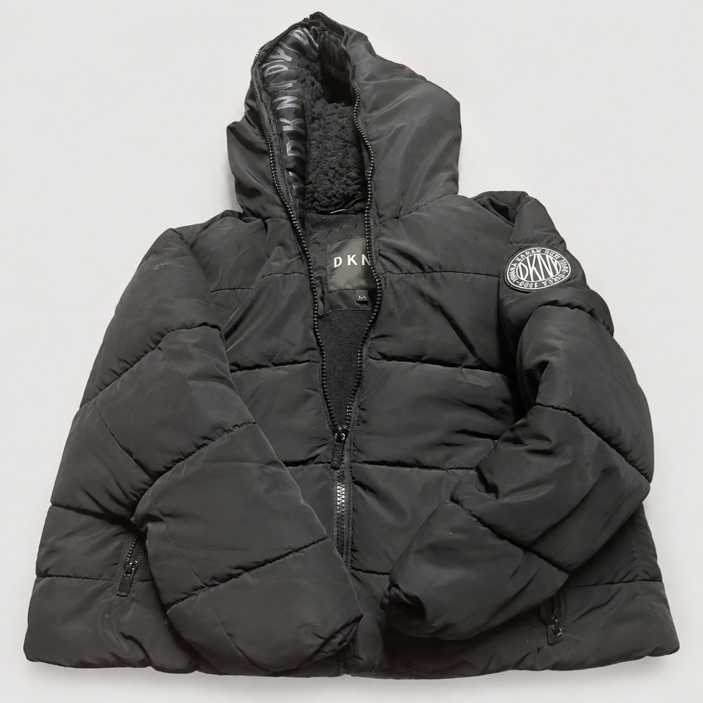 DKNY Boys Black Puffer Jacket Size 5/6 Fleece Lined Hooded Winter Coat - Picture 7 of 8